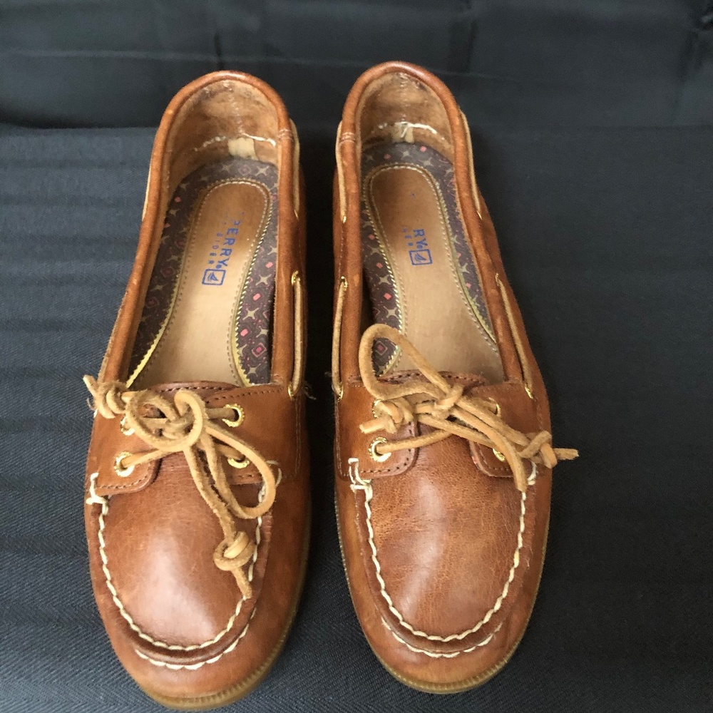 Woman Sperry Authentic Skimmer boat shoe